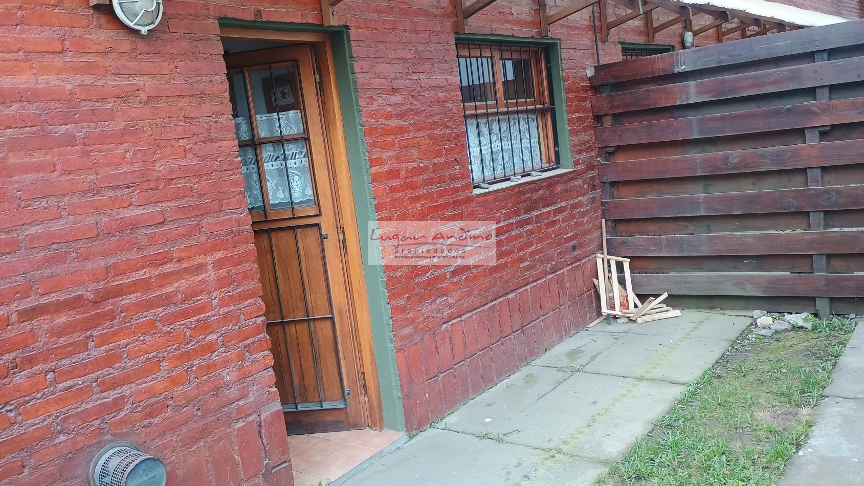 EXCELENTE DUPLEX en casco centrico a dos cuadras de Av. San Martin , sobre calle Perito Moreno. 
