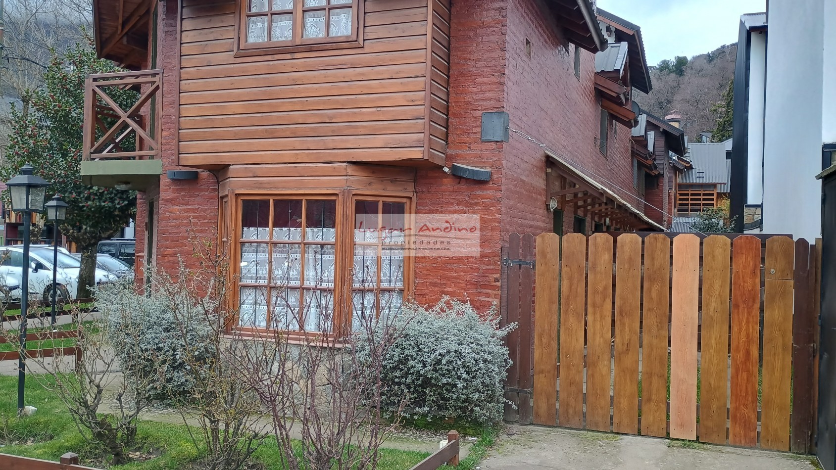 EXCELENTE DUPLEX en casco centrico a dos cuadras de Av. San Martin , sobre calle Perito Moreno. 