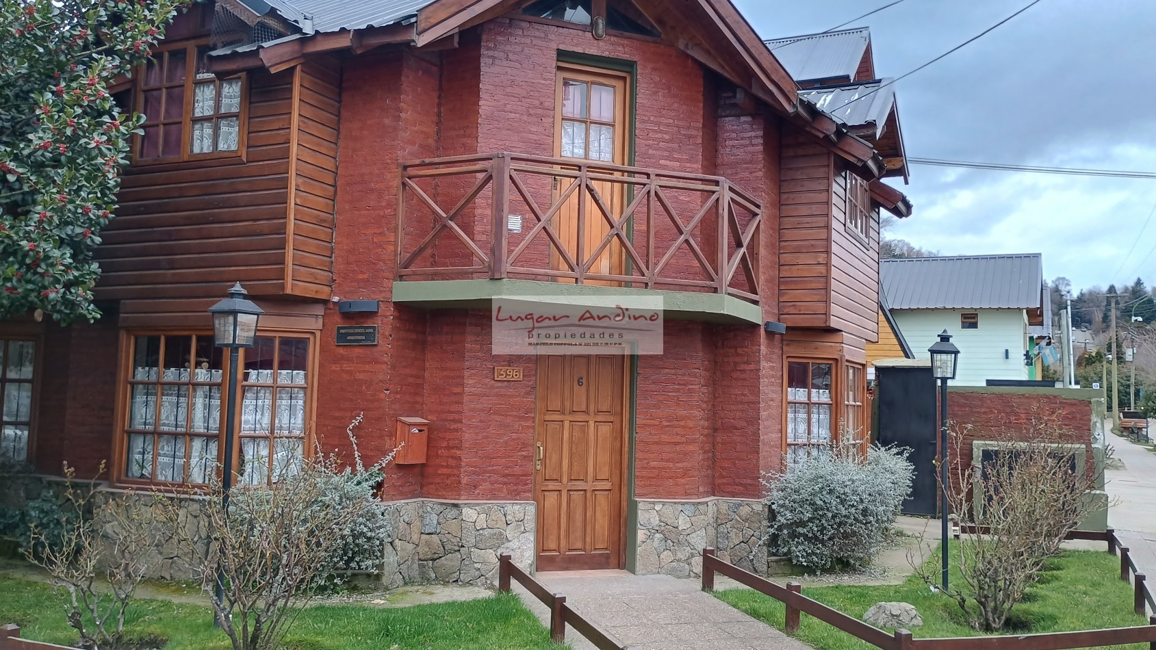 EXCELENTE DUPLEX en casco centrico a dos cuadras de Av. San Martin , sobre calle Perito Moreno. 