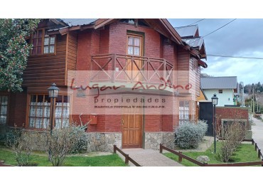 EXCELENTE DUPLEX en casco centrico a dos cuadras de Av. San Martin , sobre calle Perito Moreno. 